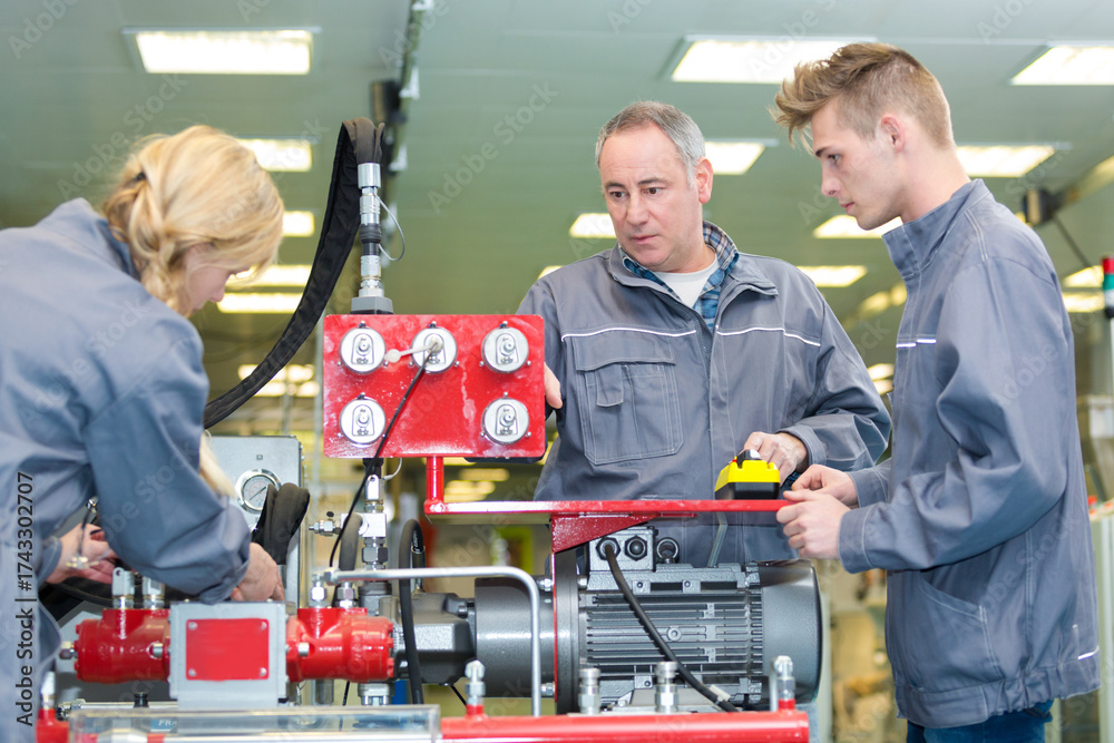 © auremar - supervisor training new recruits in a factory © auremar - supervisor training new recruits in a factory