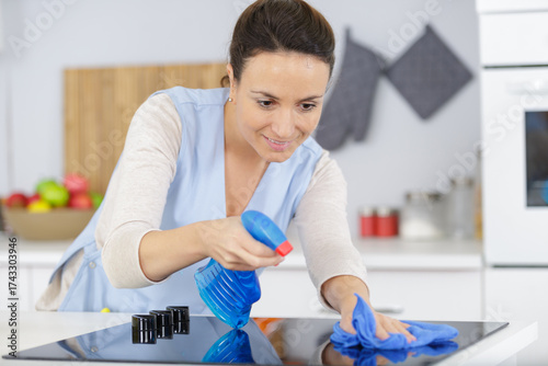 Foto woman is cleaning at home