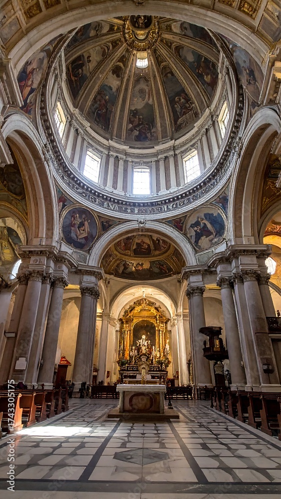 Fototapeta premium Ornate church interior, showcasing a high vaulted ceiling