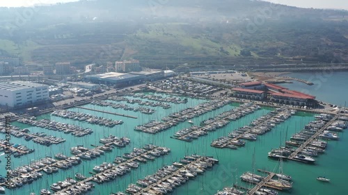 Porto turistico con barche