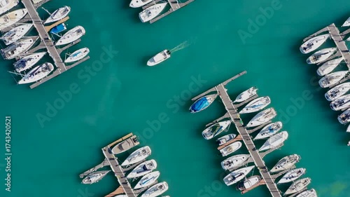 Porto turistico con barche