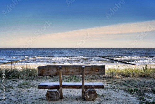 Entspannung auf einer Bank an der See
