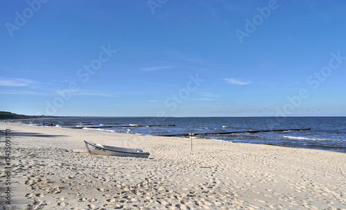 Ruderboot am Sandstrand vor der See