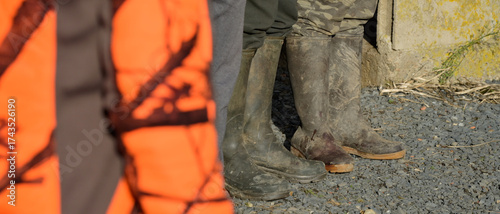 Картината върху платно Cadrage serré sur les bottes et pantalons couleur camouflage de chasseurs