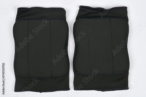 Fotografie An overhead studio shot displays a pair of black sports knee pads isolated on a