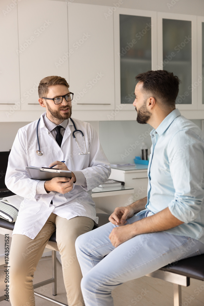 Obraz premium Doctor and patient lead talk in medical examination room