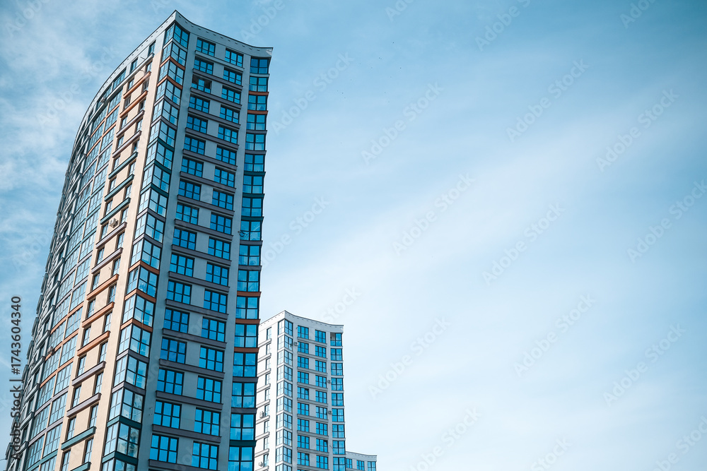 Obraz premium Multi-storey building on the background of blue sky