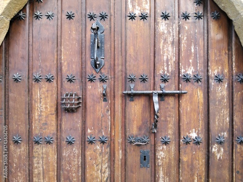 detalle de puerta de madera natigua