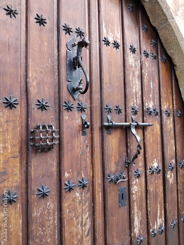 detalle de puerta de madera natigua