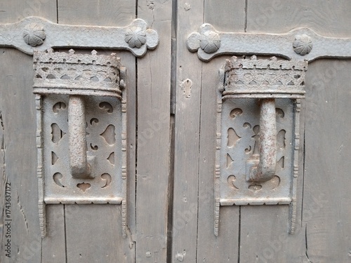 detalle de puerta de madera natigua