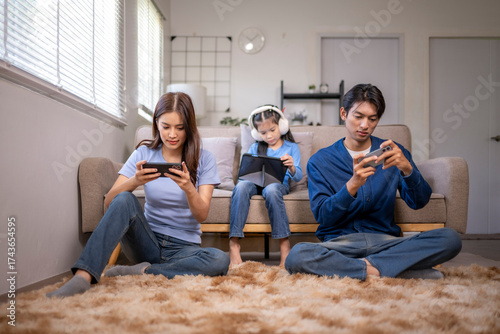 Canvas Print Family using digital devices ignoring each other
