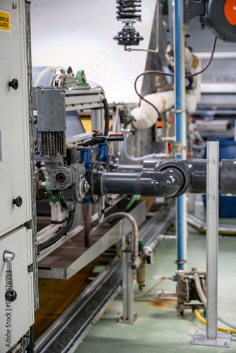 Machines d’atelier alignées dans un environnement industriel, illustrant des équipements de production et de fabrication utilisés pour des travaux techniques et mécaniques.