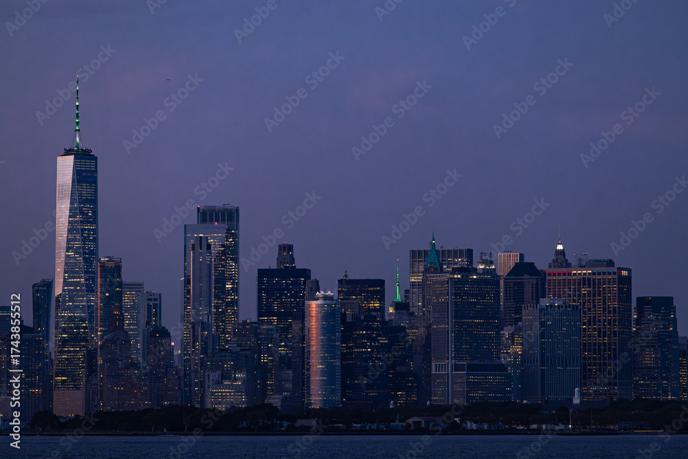 Naklejka premium View of Manhattan at night in New York.