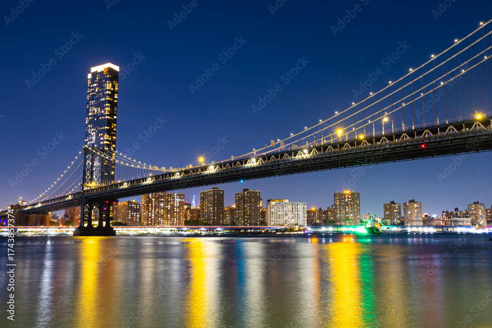 Fototapeta premium View of the Manhattan Bridge and Manhattan at night.