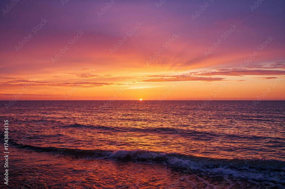 Obraz premium Ocean at dusk with colorful twilight sky