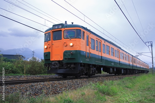 浅間山に見守られて曇天の軽井沢を走行するしなの鉄道115系電車(湘南色)_2025/10/4撮影