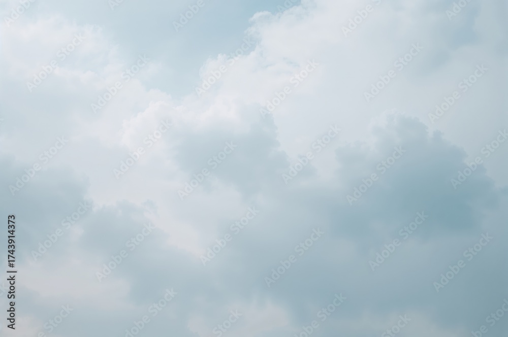 Obraz premium A peaceful and soothing snapshot of an overcast sky, featuring gentle, scattered light and a serene mood. Ideal for expressing tranquility, reflection, or a calm pause.