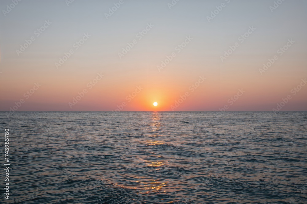 Obraz premium Dusk Falling Across the Sea