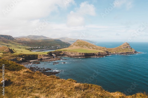 Scenic coastal loop on Irel...