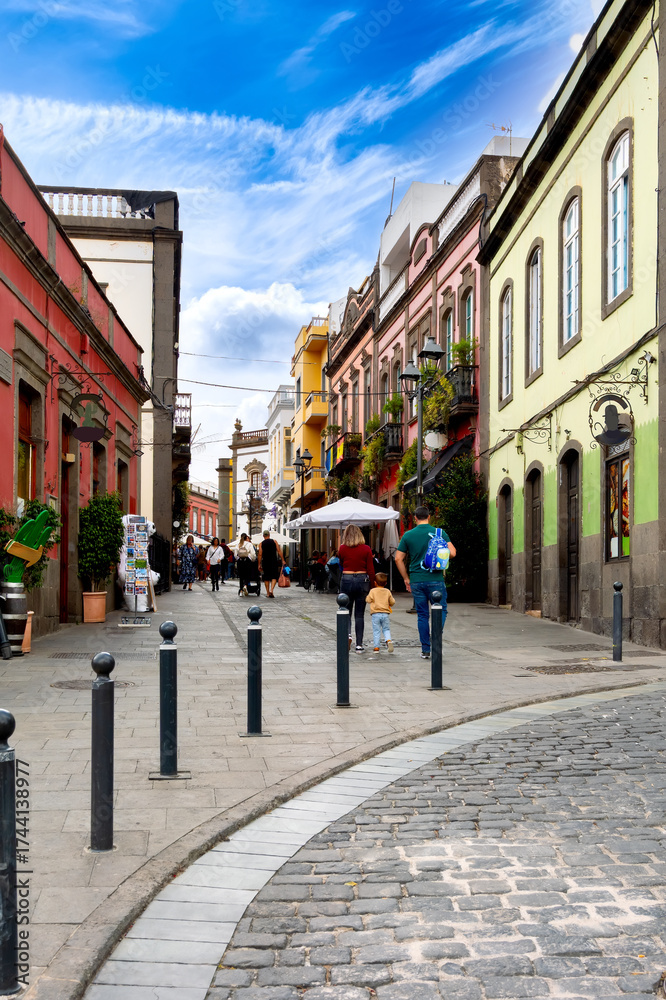 Obraz premium Colorful Old Town Street in Arucas, Gran Canaria. Families and visitors stroll past cafés and small shops
