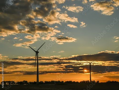 Windräder im Sonnenuntergang