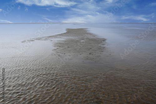 Blick auf das Wattenmeer bei Ebbe am Strand von der Insel Römö in Dänemark