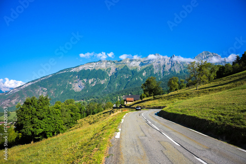 Paisagem rural do verão nos alpes da frança durante a manhã com céu azul e céu.