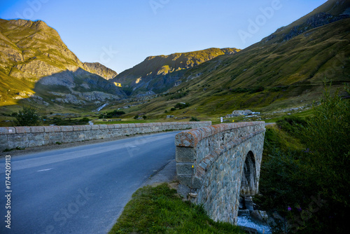 Paisagem rural do verão nos alpes da frança durante a manhã com céu azul e céu.