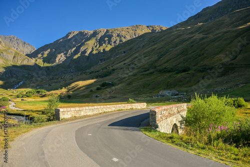 Paisagem rural do verão nos alpes da frança durante a manhã com céu azul e céu.