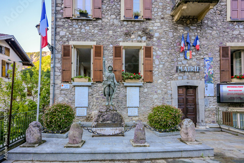 Pequena vila na França no verão durante as férias nos alpes franceses