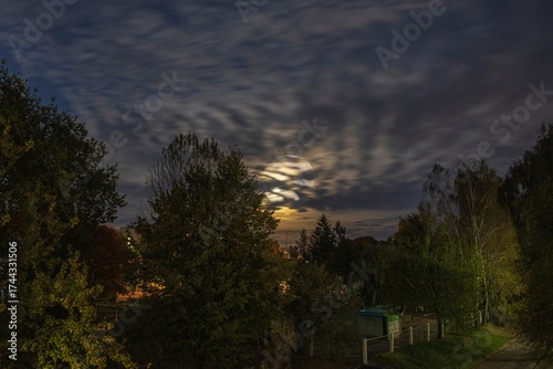 Harvest Moon, Supermoon 10.06.25 in the city
