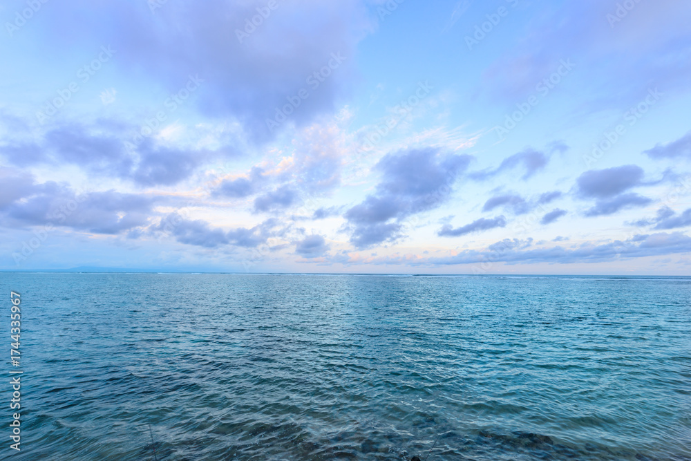 Obraz premium The sky is cloudy and the ocean is calm