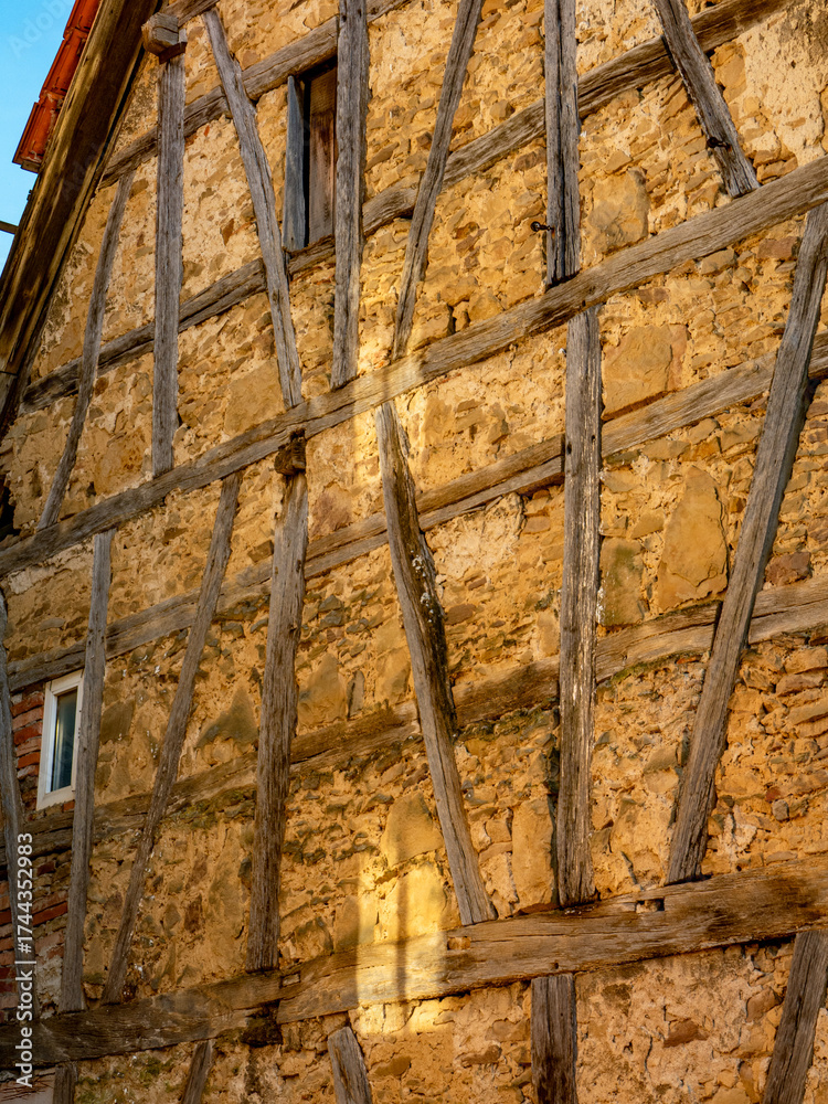 Obraz premium Gebäudeschäden an einem historischen Fachwerkhaus