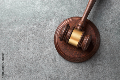 Cuadro en lienzo Judge's gavel on sound block on a gray stone surface