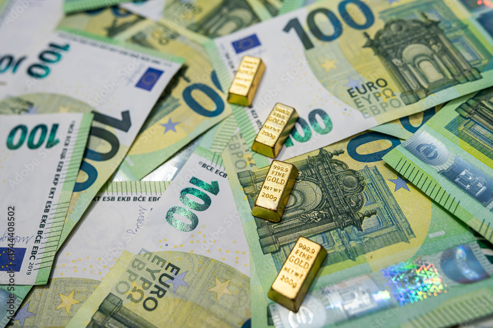 Obraz premium Gold bars and euro money, business capital, banking, financial success and investment strategy
