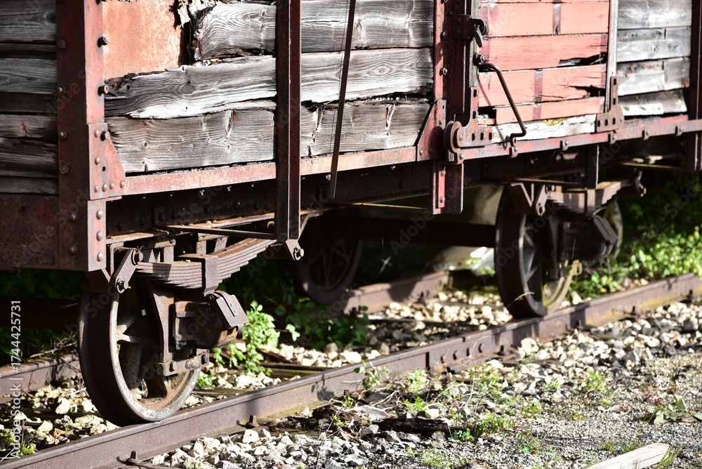 Naklejka premium Schmalspur - Museumsbahn auf dem Härtsfeld mit Dampflokomotive, Personenwagen, Triebwagen in herbstlicher Landschaft