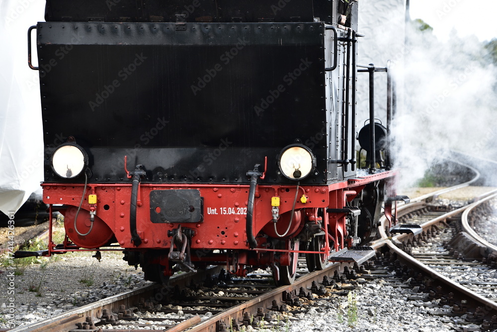 Naklejka premium Schmalspur - Museumsbahn auf dem Härtsfeld mit Dampflokomotive, Personenwagen, Triebwagen in herbstlicher Landschaft