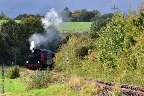 Schmalspur - Museumsbahn auf dem Härtsfeld mit Dampflokomotive, Personenwagen, Triebwagen in herbstlicher Landschaft