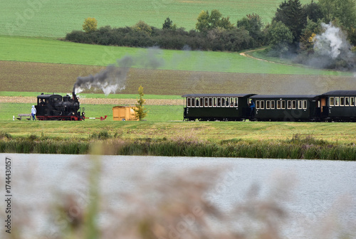 Schmalspur - Museumsbahn auf dem Härtsfeld mit Dampflokomotive, Personenwagen, Triebwagen in herbstlicher Landschaft
