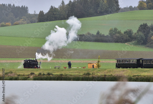 Schmalspur - Museumsbahn auf dem Härtsfeld mit Dampflokomotive, Personenwagen, Triebwagen in herbstlicher Landschaft