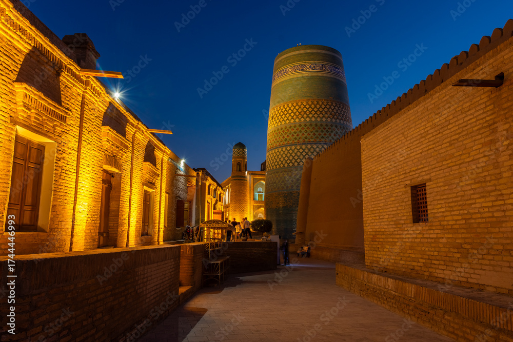 Φωτογραφία Night view of the Kaltaminor Minaret in the Itchan Kala of Khiva, Uzbekistan