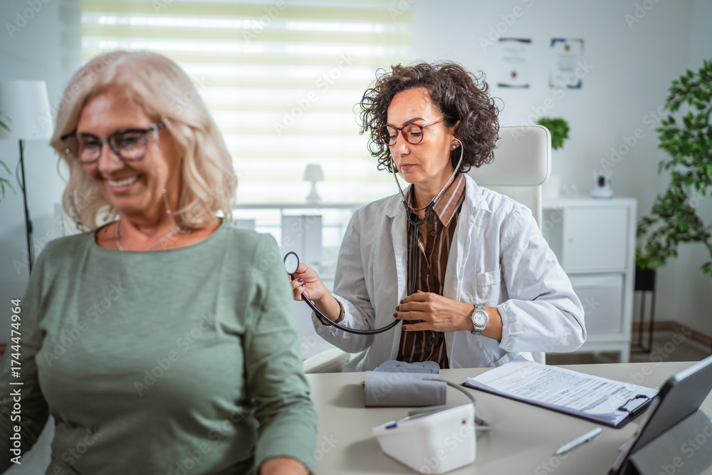 Obraz premium doctor use a stethoscope to examine the heart of a female patient in a clinic
