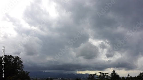 迫り来る雨雲