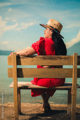 “Vista panorámica del Lago Atitlán con los volcanes al fondo.”