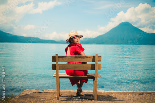 “Vista panorámica del Lago Atitlán con los volcanes al fondo.”