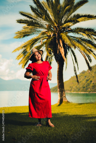 “Vista panorámica del Lago Atitlán con los volcanes al fondo.”