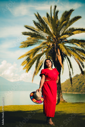 “Vista panorámica del Lago Atitlán con los volcanes al fondo.”