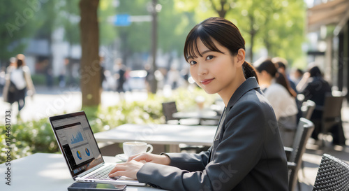 スーツ姿の女性ビジネスパーソンの屋外ポートレート
