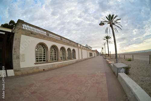 Sonnige Promenade in Coma-ruga, Spanien