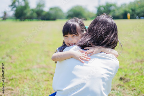 小さな子供を抱っこするお母さん